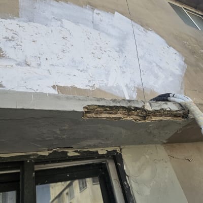 קיר עם סדקים ותיקון טיח חיצוני