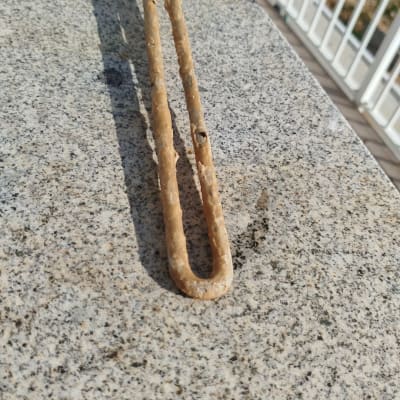 גוף חימום ישן ומלוכלך על משטח אבן