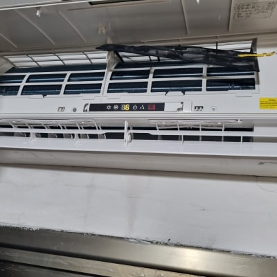 יחידת מיזוג אוויר פתוחה עם תצוגה דיגיטלית