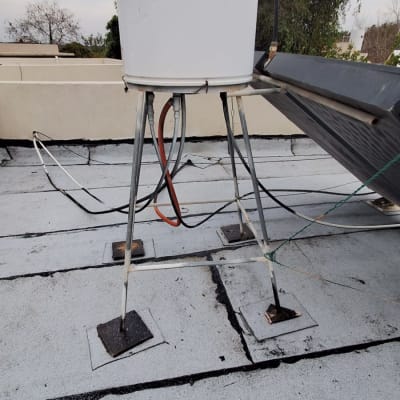 דוד שמש על גג עם איטום סביב רגליים