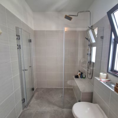 מקלחת עם ראש גשם, דלת זכוכית ומוצרי טיפוח