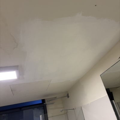 תיקון צבע בתקרה בחדר אמבטיה עם תאורה ומראה