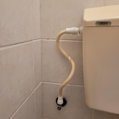 צינור מים מחובר לניאגרה בחדר אמבטיה