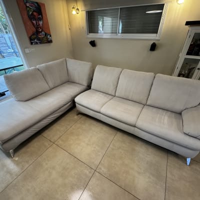 ספה נקייה בחדר מגורים עם תאורה טבעית