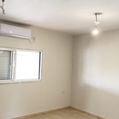 חדר צבוע עם מזגן ותאורה, רצפה מרוצפת