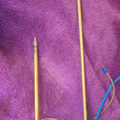 שני גופי חימום לדוד שמש על מגבת סגולה