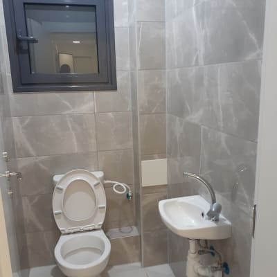 שירותים וכיור נקיים עם ברז כסוף