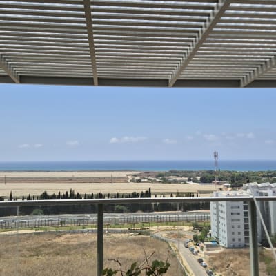 פרגולה מאלומיניום עם קורות אופקיות