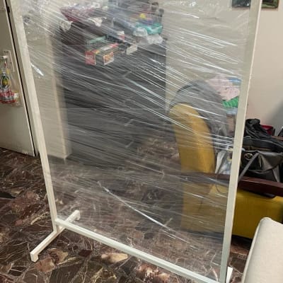 מסגרת מתכת עטופה בניילון שקוף על רצפה