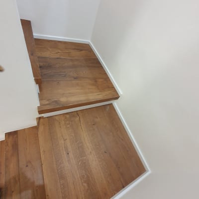 מדרגות עץ עם פרקט חום כהה