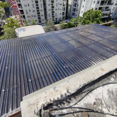 גג פלסטיק שקוף עם ברגים על מבנה