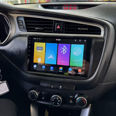 מערכת מולטימדיה ברכב עם מסך מגע ותצוגת אפליקציות