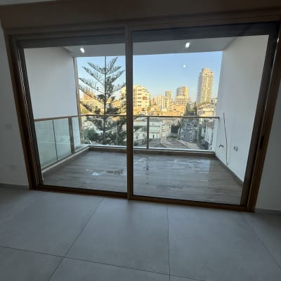 מרפסת עם רצפת עץ ונוף עירוני