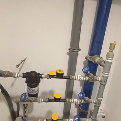 צנרת מים עם ברזים ומד מים צהוב