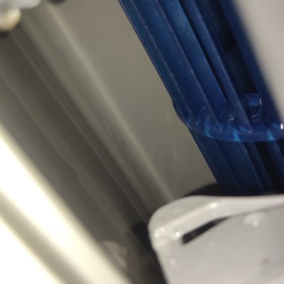 חלק ממערכת מיזוג אוויר עם רכיבים כחולים ולבנים