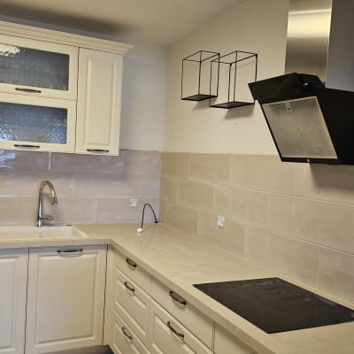 מטבח משופץ עם ארונות חדשים וכיריים מודרניים