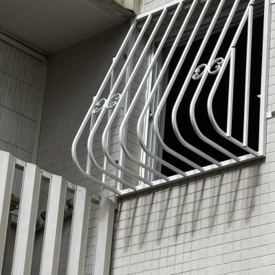 סורגי מתכת לבנים על חלון בניין