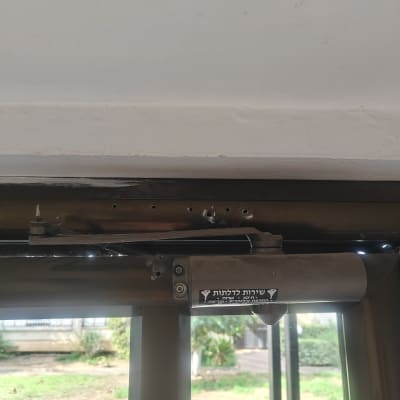 מנגנון סגירה לדלת עם תווית שירות