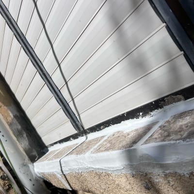 איטום עם חומר לבן על אדן חלון