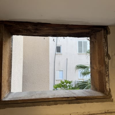 חלון פתוח עם מסגרת עץ, מתאים לעבודות שיפוץ.