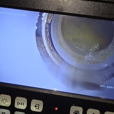 צילום מסך של צינור עם מצלמה פנימית