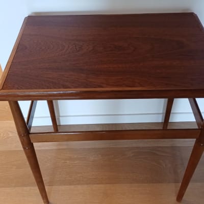 שולחן עץ קטן עם רגליים דקות