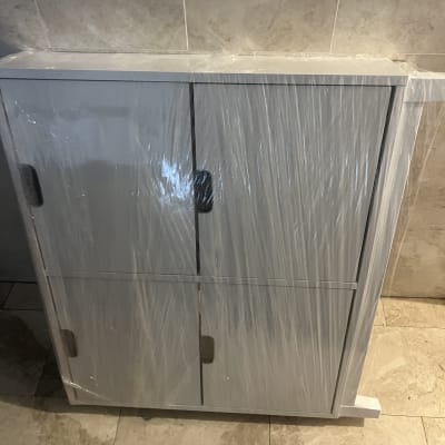 ארון עטוף בניילון מוכן להובלה