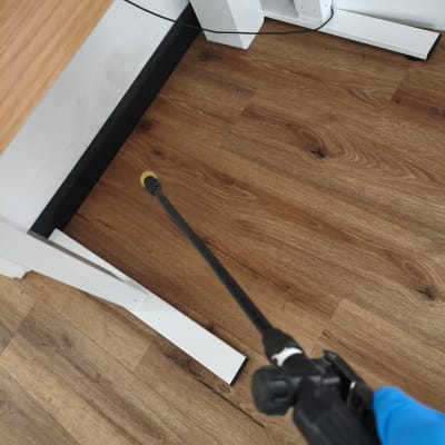 ריסוס מתחת לשולחן עם כפפה כחולה