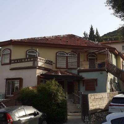 גג רעפים אדום עם חלונות עליונים