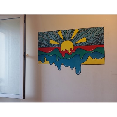 ציור קיר צבעוני עם שמש וגלים