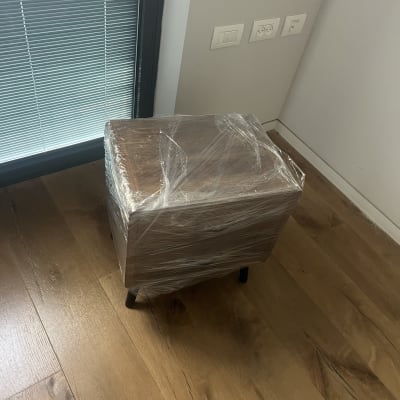 רהיט עטוף בניילון מוכן להובלה