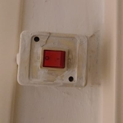 מתג חשמלי על קיר לבן