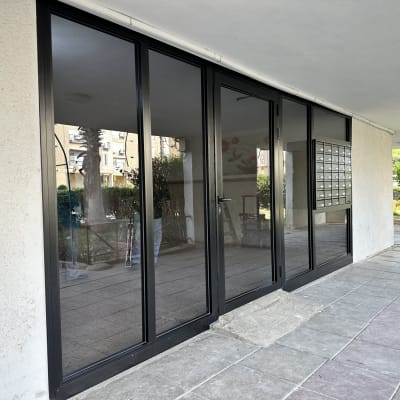 דלתות אלומיניום וזכוכית עם תיבות דואר