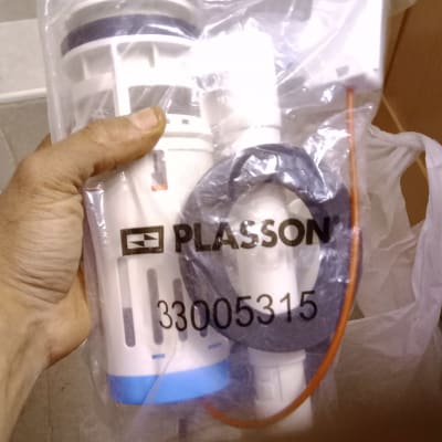 חלקי אינסטלציה בשקית עם לוגו פלסון