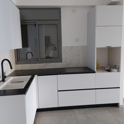 מטבח עם כיור וברז שחור, מוצרי ניקוי על השיש