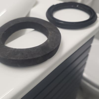 אוגנים שחורים על משטח לבן בחדר אמבטיה