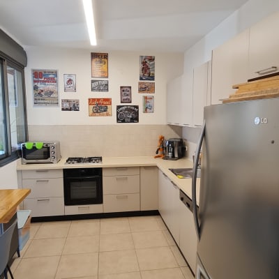 מטבח מודרני עם ארונות, מקרר ותנור