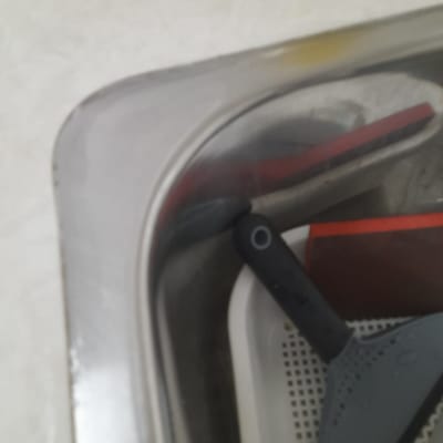 כיור נירוסטה עם כלי עבודה לניקוי