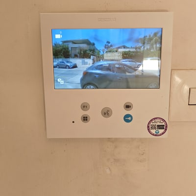 מסך אינטרקום עם תצוגת מצלמה וכפתורים