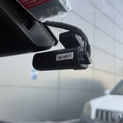 מצלמת רכב מותקנת על שמשת רכב
