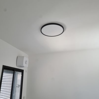 תאורת תקרה עגולה מותקנת על תקרה לבנה