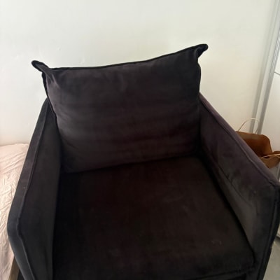 כורסה שחורה בחדר, ללא אנשים או טקסט נראה