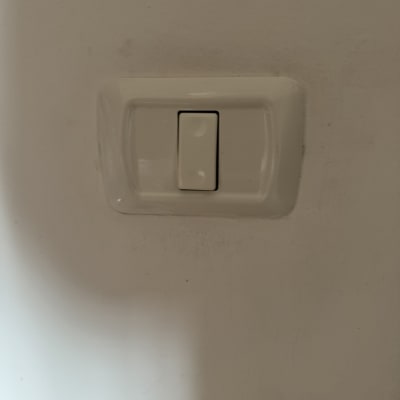 מתג חשמל לבן על קיר