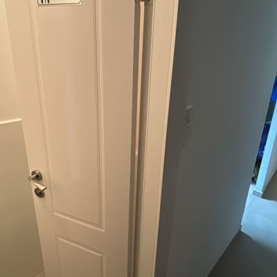 דלת שירותים עם שלט ושירותים פתוחים