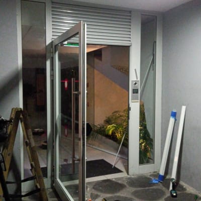 התקנת תריסים ודלת זכוכית עם כלי עבודה