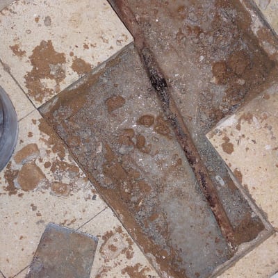 צינור חשוף ברצפה עם כלי עבודה