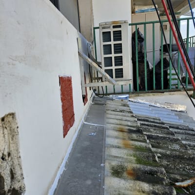 תיקון קיר עם טיח אדום ואיטום גג