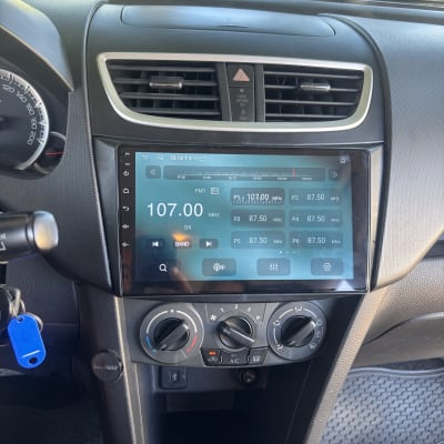 מערכת מולטימדיה ברכב עם תצוגת רדיו