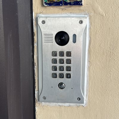 פאנל אינטרקום עם מצלמה ומקשים מספריים