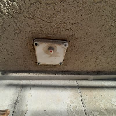 תיבת חיבורים על תקרה עם ברגים חשופים